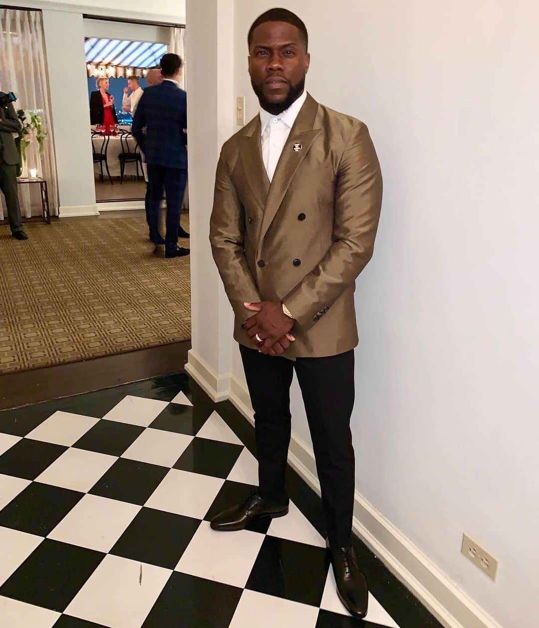 ケビン・ハートさんのインスタグラム写真 - (ケビン・ハートInstagram)「Nothing like a double breasted suit... Styled by @ashleynorthstyle」5月15日 15時26分 - kevinhart4real