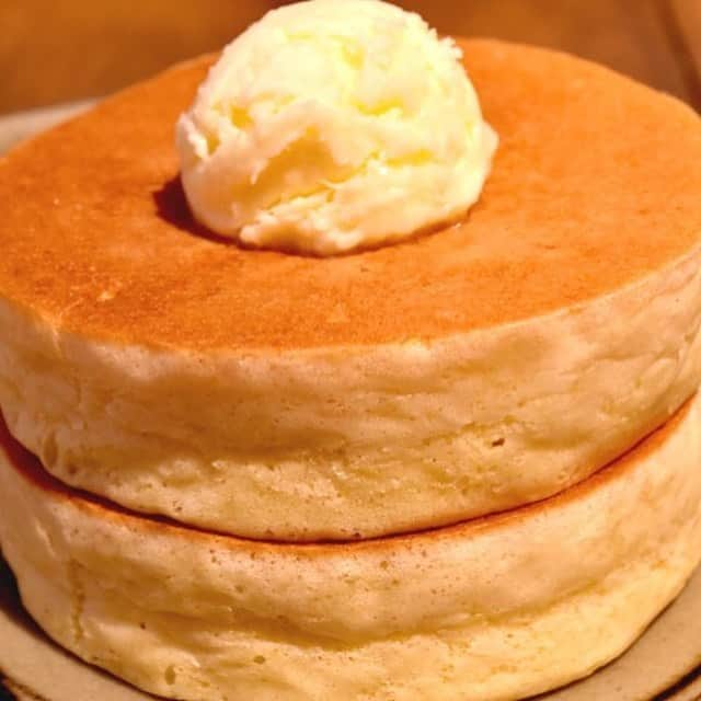 東京カレンダーさんのインスタグラム写真 - (東京カレンダーInstagram)「美しい厚みに、こんがりキツネ色の焼き目。頬張るとカリッとした表面の香ばしさと、追いかけるようにふんわり食感が押し寄せる！ バターがとろけて焼き目にしっとりしみ込んでいく様子は、食欲を刺激されずにはいられない。  #東京カレンダー #東カレ #tokyocalendar #sweets #pancake #戸越 #ペドラブランカ #ホットケーキ」5月15日 15時26分 - tokyocalendar