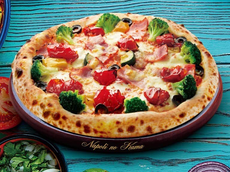宅配ピザ「ナポリの窯」さんのインスタグラム写真 - (宅配ピザ「ナポリの窯」Instagram)「一足早く夏の期間限定商品が発売になりました☆﻿ ﻿ ﻿ ベーコンとセミドライトマトの太陽のエスターテ﻿ ﻿ 太陽の恵みをいっぱい受けて育ったトマトとベーコンの美味しさを召し上がれ！﻿ セミドライトマトと夏野菜たっぷりのナポリピザです。﻿ 是非ご注文ください♪﻿﻿ ﻿﻿ #ナポリの窯 ﻿﻿﻿﻿﻿﻿﻿﻿﻿﻿﻿ #ナポリ ﻿﻿﻿﻿﻿﻿﻿﻿﻿﻿﻿ #ピザパーティー ﻿﻿﻿﻿﻿﻿﻿﻿﻿﻿﻿ #ピザパ ﻿﻿﻿﻿﻿﻿﻿﻿﻿﻿﻿ #ランチ ﻿﻿﻿﻿﻿﻿﻿﻿﻿﻿﻿ #ディナー ﻿﻿﻿﻿﻿﻿﻿﻿﻿﻿﻿ #🍕 #ピザ ﻿﻿﻿﻿﻿﻿﻿﻿﻿﻿﻿ #ピッツァ﻿﻿﻿﻿﻿﻿﻿﻿﻿﻿﻿ #宅配ピザ ﻿﻿﻿﻿﻿﻿﻿﻿﻿﻿﻿ #デリバリーピザ ﻿﻿﻿﻿﻿﻿﻿﻿﻿﻿﻿ #おいしい ﻿﻿﻿﻿﻿﻿﻿﻿﻿﻿﻿ #美味しい ﻿﻿﻿﻿﻿﻿﻿﻿﻿﻿﻿ #美味しいピザ ﻿﻿﻿﻿﻿﻿﻿﻿﻿﻿﻿ #手作りピザ ﻿﻿﻿﻿﻿﻿﻿﻿﻿﻿﻿ #アツアツ﻿﻿﻿﻿﻿ #チーズ ﻿﻿﻿﻿﻿﻿﻿﻿﻿﻿﻿ #イタリアン　﻿﻿﻿﻿﻿﻿﻿﻿﻿﻿﻿ #パスタ ﻿﻿﻿﻿﻿﻿﻿﻿﻿﻿﻿ #dinner ﻿﻿﻿﻿﻿﻿﻿﻿﻿﻿﻿ #lunch ﻿﻿﻿﻿﻿﻿﻿﻿﻿﻿﻿ #pizza ﻿﻿﻿﻿﻿﻿﻿﻿﻿﻿﻿ #instagood ﻿﻿﻿﻿﻿﻿﻿﻿﻿﻿﻿ #instafood ﻿﻿﻿﻿﻿﻿﻿﻿﻿﻿﻿ #italian ﻿﻿﻿﻿﻿﻿﻿﻿﻿﻿ #夏﻿ #セミドライトマト」5月15日 15時30分 - napolinokama