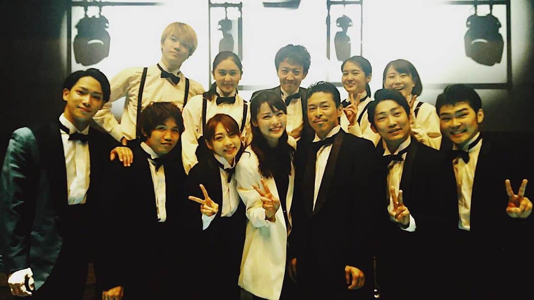 劇団EXILE 松組のインスタグラム：「改めて 舞台「銀幕の果てに」 観に来て頂いた皆さん 応援して頂いた皆さん 本当にありがとうございました  つかこうへいさんの作品は いくつか観させて頂いた事はあったのですが 今回、つかさんの作品に携わらせて頂き ストーリーの奥深さに 何度も気づかされました  難解なストーリーとわかってはいても 役を演じる中で 次元が捻じ曲がるような感覚 本当に不思議な感覚でした  この 「銀幕の果てに」のストーリーを 約25年前に書かれていた事にも 本当に驚きです  そして今回は 昔から本当にお世話になっている 演出家の岡村さんとご一緒させて頂けた事も 僕にとって嬉しい事でした 岡村さんの つかこうへいさんへの 強烈とも言える想いや情熱 感動さえ覚える程でした 最後に 岡村さんが僕に言ってくれた一言が印象的でした 「楽しかったよ」  もの凄く、温かい気持ちになりました またご一緒させて頂きたい そう思わせてくれた 「銀幕の果てに」の舞台 本当にありがとうございました」