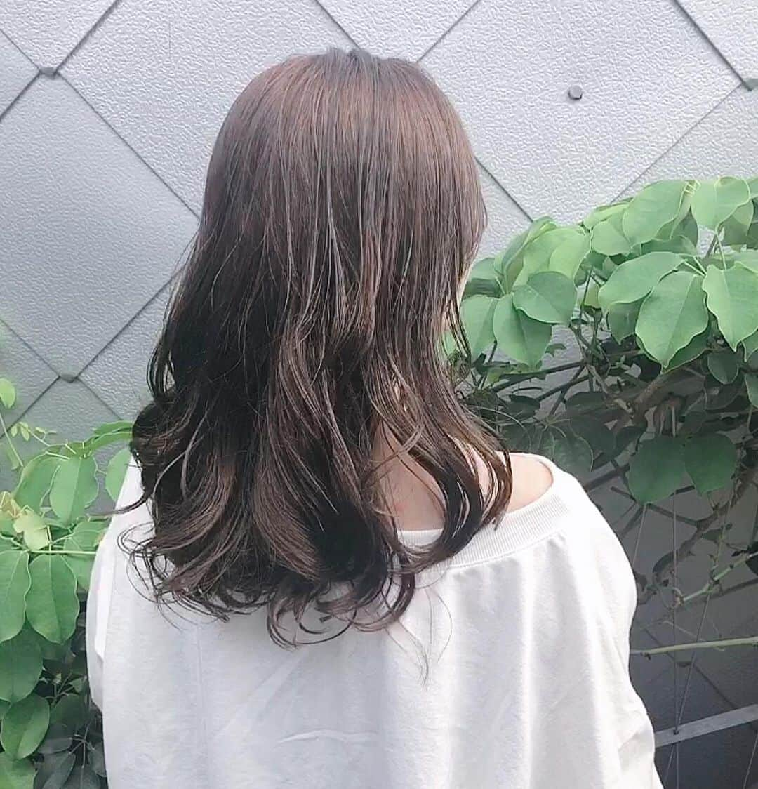 菊原梨華さんのインスタグラム写真 - (菊原梨華Instagram)「・ ・ #ソシエヘアー 表参道店で カラーしてもらいましたっ🤩🌈 ＠socie_hair_official ・ 私いっつも髪色がオレンジが強めの明るい色になってしまうのが悩みで、 ・ オレンジ味消して透明感のある感じで！って お願いしたら完璧な色に😍✨ ・ グレーを入れてくれたんだって✨ 巻いていただいた髪型も めっちゃ可愛くてオシャレ！ ・ 思い描いていた希望通りの 髪色になれましたっ😋✌︎ またいこっと！！！ ・ #ソシエヘアー　#ジャックモアザン表参道 #ソシエヘアーで新しい自分 #supported#髪色#ヘアカラー#haircolor#表参道#美容室#カラー#巻き髪#動画#hair#hairarrange#ヘアアレンジ#ヘアチェンジ#イメチェン#ロングヘア#ロング#グレージュ#美髪#love#enjoy#followme#follow」5月15日 15時47分 - happyluckyhappy