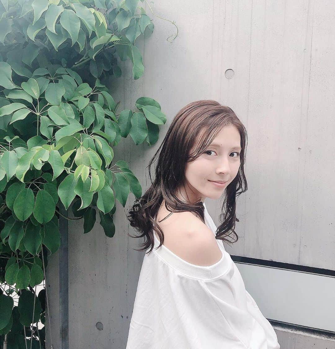 菊原梨華さんのインスタグラム写真 - (菊原梨華Instagram)「・ ・ #ソシエヘアー 表参道店で カラーしてもらいましたっ🤩🌈 ＠socie_hair_official ・ 私いっつも髪色がオレンジが強めの明るい色になってしまうのが悩みで、 ・ オレンジ味消して透明感のある感じで！って お願いしたら完璧な色に😍✨ ・ グレーを入れてくれたんだって✨ 巻いていただいた髪型も めっちゃ可愛くてオシャレ！ ・ 思い描いていた希望通りの 髪色になれましたっ😋✌︎ またいこっと！！！ ・ #ソシエヘアー　#ジャックモアザン表参道 #ソシエヘアーで新しい自分 #supported#髪色#ヘアカラー#haircolor#表参道#美容室#カラー#巻き髪#動画#hair#hairarrange#ヘアアレンジ#ヘアチェンジ#イメチェン#ロングヘア#ロング#グレージュ#美髪#love#enjoy#followme#follow」5月15日 15時47分 - happyluckyhappy