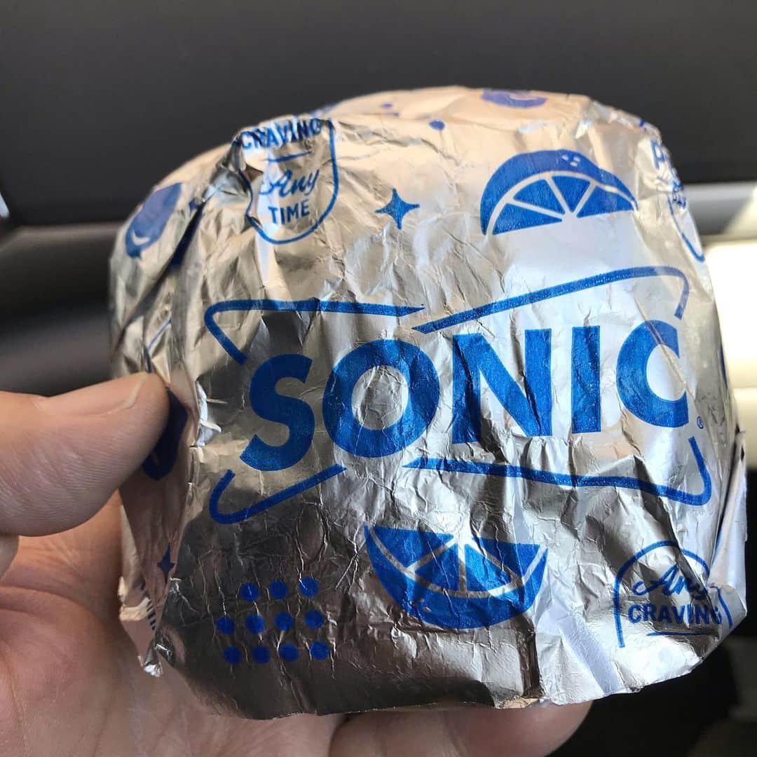 ハチミツ二郎さんのインスタグラム写真 - (ハチミツ二郎Instagram)「あとアメリカで食べた物 ・SONICのハンバーガー SONICのポテトは美味い。SONICはイートイン、テイクアウトではなく、車で頼んで車の中で食べてくださいとゆうシステム。 ・ラスベガスの韓国料理 ・ラスベガス郊外の人気パフェ ・今アメリカで人気のウインナーが入ったパンをチーズに付けて食べるやつ ・yoshinoya  全部お薦め」5月15日 15時48分 - jirohachimitsu