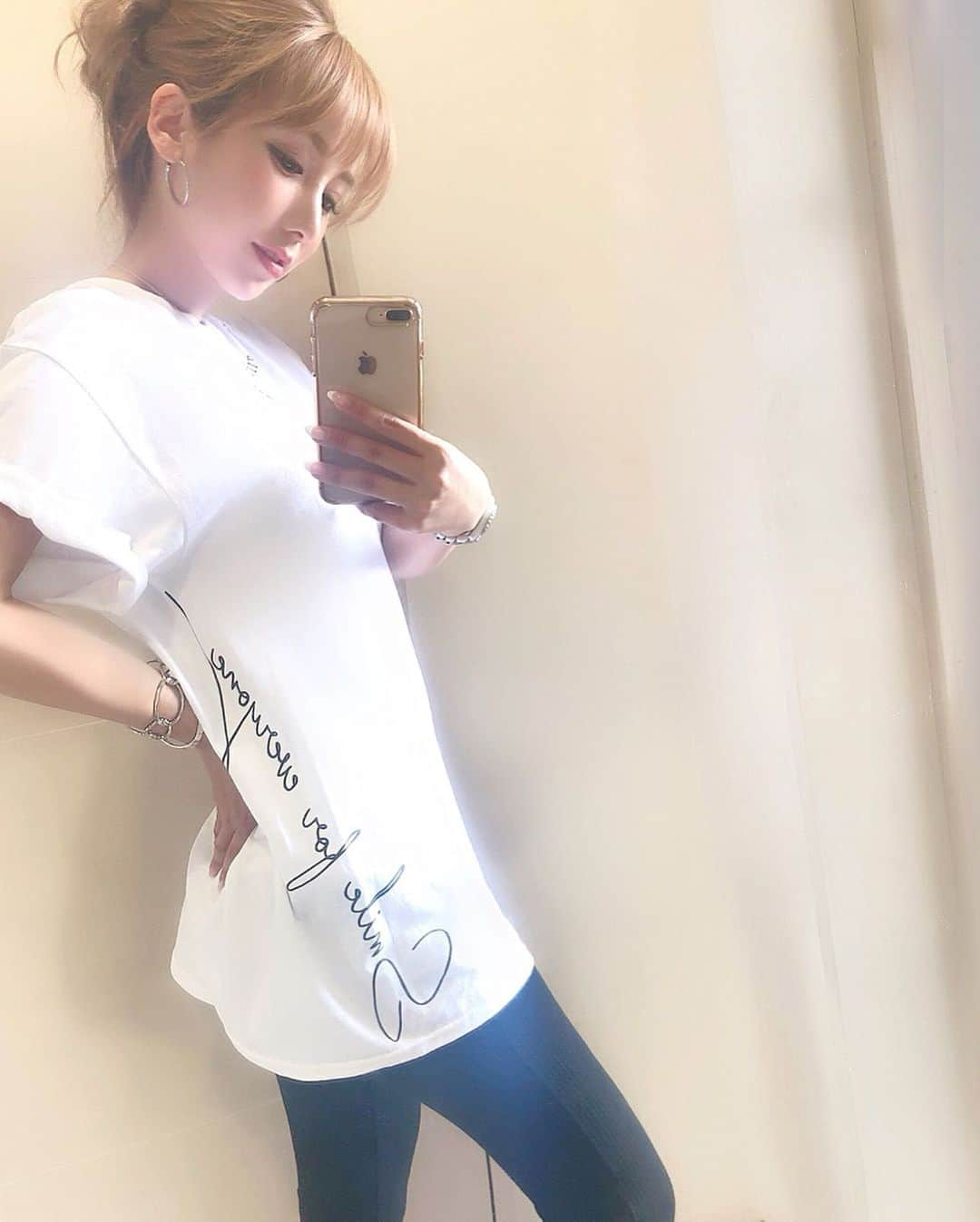 桃華絵里さんのインスタグラム写真 - (桃華絵里Instagram)「前回 大人気だった mocoa's ロンTの Tシャツバージョンサンプルが上がってきました！ ・ めちゃくちゃ かわいいし かっこよくて  テンション上がりまくりです😍 ・ 早速 試着！ （私は袖をロールアップして着ています） ・ 今回は ミルクベージュも作ってみました✨ ・ ミルクベージュ… or ラテ…？？ ん〜…色のネーミング 迷う🥺💞 ・ 今月中には 予約発売できそうです♡ ・ 前回とサイズ感は ほぼ同じ 2サイズの  ユニセックス（男女兼用）です👫 ・ また @mocoas_inc で 発売日など ご報告します💞 ・ ・ #mocoas #fashion #ootd  #tシャツ #モコアズ」5月15日 15時50分 - _momoka828_