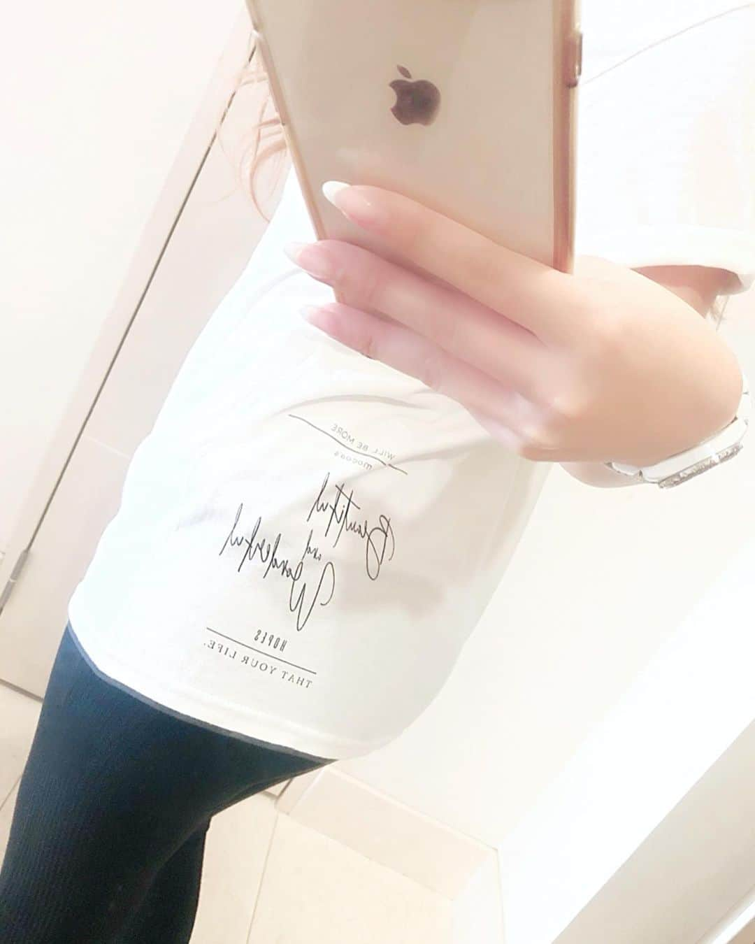 桃華絵里さんのインスタグラム写真 - (桃華絵里Instagram)「前回 大人気だった mocoa's ロンTの Tシャツバージョンサンプルが上がってきました！ ・ めちゃくちゃ かわいいし かっこよくて  テンション上がりまくりです😍 ・ 早速 試着！ （私は袖をロールアップして着ています） ・ 今回は ミルクベージュも作ってみました✨ ・ ミルクベージュ… or ラテ…？？ ん〜…色のネーミング 迷う🥺💞 ・ 今月中には 予約発売できそうです♡ ・ 前回とサイズ感は ほぼ同じ 2サイズの  ユニセックス（男女兼用）です👫 ・ また @mocoas_inc で 発売日など ご報告します💞 ・ ・ #mocoas #fashion #ootd  #tシャツ #モコアズ」5月15日 15時50分 - _momoka828_