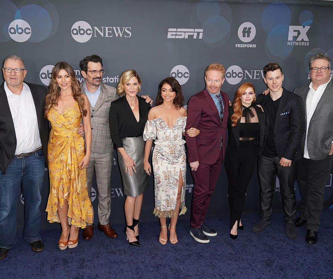 Just Jaredさんのインスタグラム写真 - (Just JaredInstagram)「The cast of @abcmodernfam celebrates their final season at the @abcnetwork @disney Upfronts! Tap the link in bio for more pics. #ModernFamily #ABCUpfronts Photo: Instar」5月15日 15時52分 - justjared