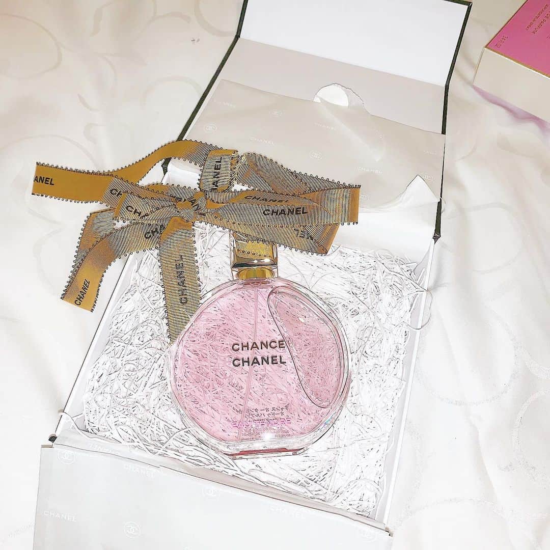 アンジェリカのインスタグラム：「new❤ふれぐらんす  CHANEL❤︎.*💋 . #instafashion  #instapic  #instagood  #シャネル #シャネルコスメ #香水 #fragrance #リボン #new #いいね返し #いいね #いい匂い」