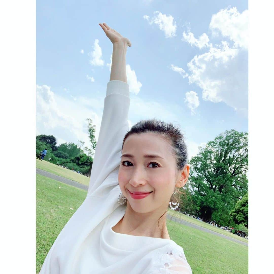 中野公美子さんのインスタグラム写真 - (中野公美子Instagram)「GWの思い出😊🌳🌷🌹 新宿御苑でお弁当を持ってピクニック！ 芝生に寝転がったり、 木々の香りを感じたり、 自然に囲まれて気持ち良かった❣️ また行きたい💖  #新宿御苑 #ピクニック #自然を感じる #木々の香り#最高 #癒し #アラフォー #ゴールデンウィーク」5月15日 15時57分 - kumikorion