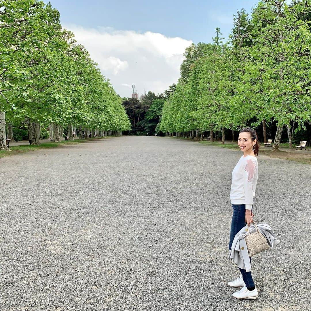 中野公美子さんのインスタグラム写真 - (中野公美子Instagram)「GWの思い出😊🌳🌷🌹 新宿御苑でお弁当を持ってピクニック！ 芝生に寝転がったり、 木々の香りを感じたり、 自然に囲まれて気持ち良かった❣️ また行きたい💖  #新宿御苑 #ピクニック #自然を感じる #木々の香り#最高 #癒し #アラフォー #ゴールデンウィーク」5月15日 15時57分 - kumikorion