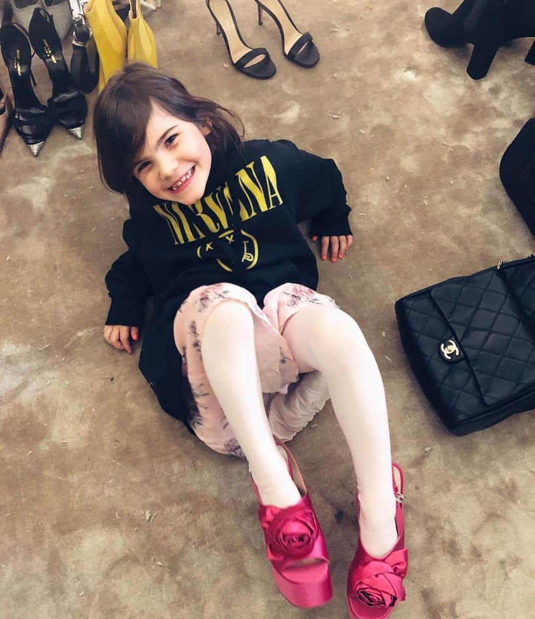 カリーヌ・ロワトフェルドのインスタグラム：「Today you are 7!💓💓💓”l’âge de raison”keep make me smiling 💗💗💗love you forever, grandma💞💞💞 @juliarestoinroitfeld」