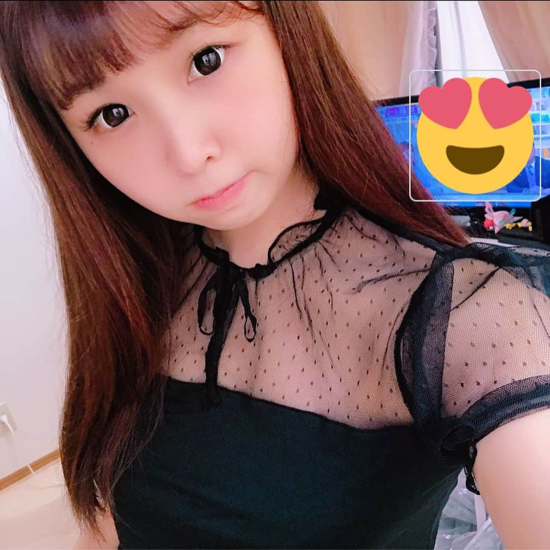 岩村捺未さんのインスタグラム写真 - (岩村捺未Instagram)「かわいいお洋服を紹介します🥺 友達がやってるブランド primavely のお洋服🥰 めちゃくちゃかわいくない？！ そでのふわふわ感と首元のひらひらがめちゃくちゃかわいい♡ スカートもprimavelyだよ♡ そして、こんなかわいいのに着心地が神ってる😳まじ！！！！ 大好きなブランドです😊 18日まで1000円オフやってるみたいなので みんなぜひチェックしてみてねー🐶✨✨ #primavely #fashion」5月15日 16時11分 - iwamuranachu