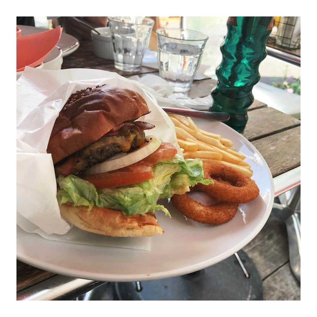 IIDA YURIさんのインスタグラム写真 - (IIDA YURIInstagram)「お腹すきすぎて撮る前に一口食べちゃった🍔 . たまに食べると美味しいー♥️ . #ランチ#ベーコンエッグバーガー」5月15日 16時12分 - yurima_ma