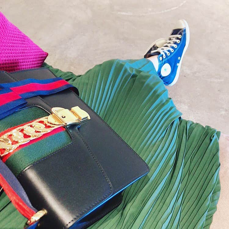 前田友香さんのインスタグラム写真 - (前田友香Instagram)「ルンっ🎶 好きな色たち🤩✨﻿ ﻿ ﻿ ﻿ #green﻿ #blue﻿ #black﻿ #red  #プリーツスカート  #コンバース #converse #gucci」5月15日 16時07分 - yukamaeda.maeyuka