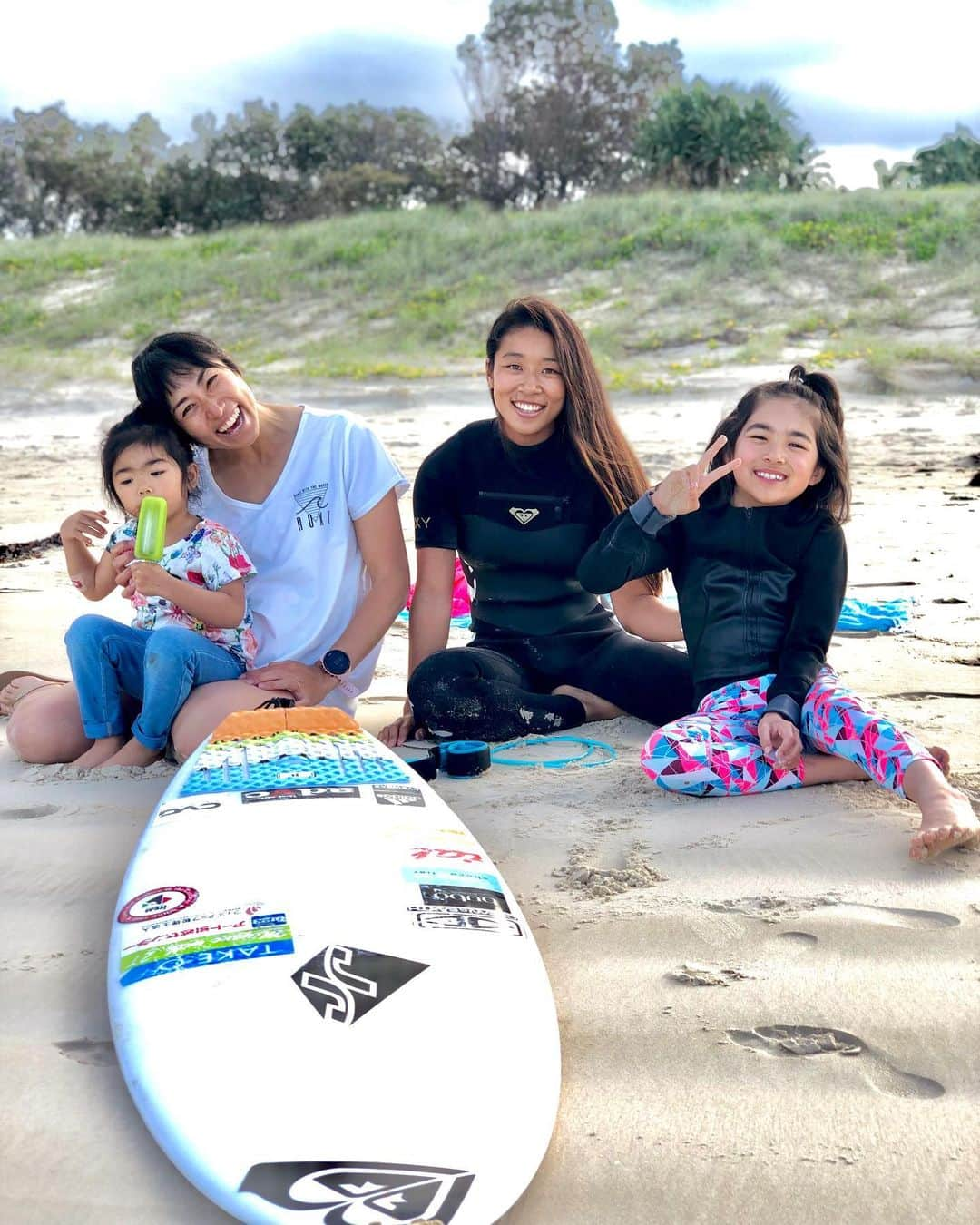 三星マナミさんのインスタグラム写真 - (三星マナミInstagram)「・ ・ 大好きなSurfer girl🏄‍♀️ @naoomura と嬉しい再会💗 ・ 虹🌈が出たSunset beach で 海に向かって走っていくNaoは 本当に、虹と海と青空と太陽がお似合いだった💗 ・ 今の時間に邁進するNaoは 少し前の自分とオーバーラップする部分がある。 ・ とても情熱的で芯の強いNao✨ 答えを自分で導いていける強さは自然と遊ぶ能力の持ち主だからかな💗 みんな応援したくなる彼女にパワーをもらった💗 ・ Nao!Take it easy 😘❤️ ・ ・ #teamroxy #roxysnow #roxysurf  #session  #roadtoolympics」5月15日 16時15分 - mana_uen00116