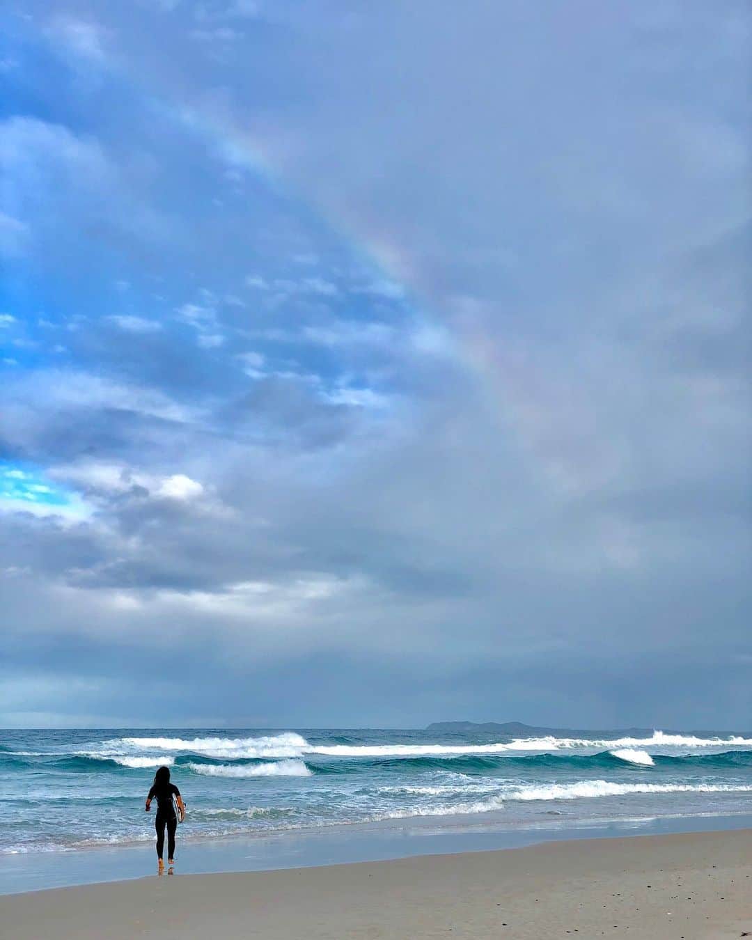 三星マナミのインスタグラム：「・ ・ 大好きなSurfer girl🏄‍♀️ @naoomura と嬉しい再会💗 ・ 虹🌈が出たSunset beach で 海に向かって走っていくNaoは 本当に、虹と海と青空と太陽がお似合いだった💗 ・ 今の時間に邁進するNaoは 少し前の自分とオーバーラップする部分がある。 ・ とても情熱的で芯の強いNao✨ 答えを自分で導いていける強さは自然と遊ぶ能力の持ち主だからかな💗 みんな応援したくなる彼女にパワーをもらった💗 ・ Nao!Take it easy 😘❤️ ・ ・ #teamroxy #roxysnow #roxysurf  #session  #roadtoolympics」