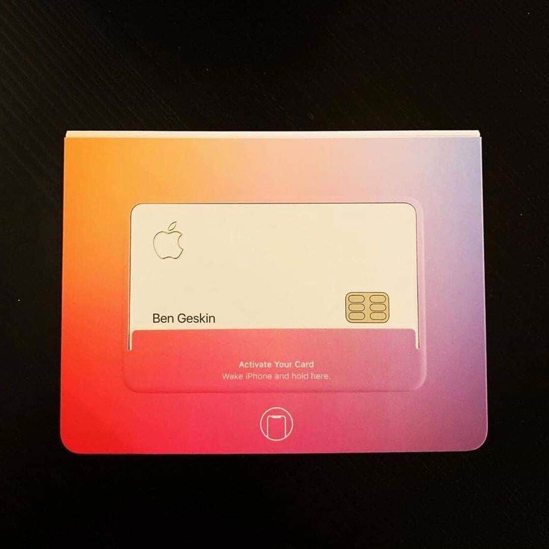 HYPEBEASTさんのインスタグラム写真 - (HYPEBEASTInstagram)「#hypebeasttech: @apple employees have received the first delivery of the Apple Card. Constructed of solid titanium, the card comes laser-etched with the owner’s name on the front, doing away with printed expiry dates and account numbers, while the back features a magstripe and logos of banking partners @mastercard and @goldmansachs. Expect it to officially launch this Summer. Photo: Apple / @bengeskin」5月15日 16時29分 - hypebeast