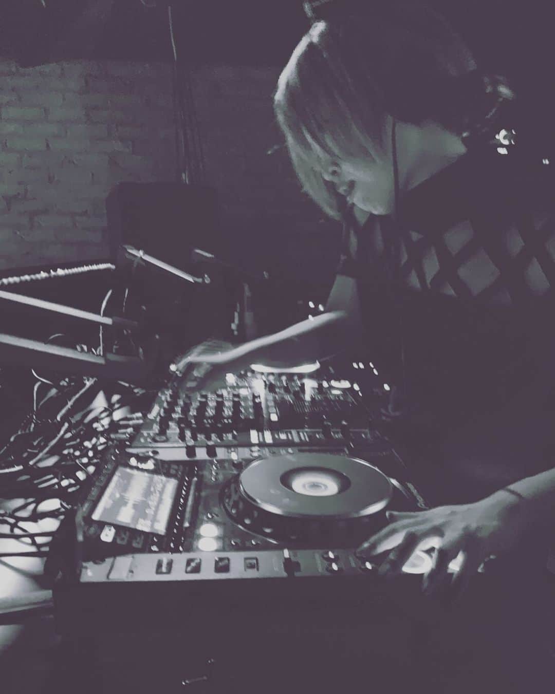 のインスタグラム：「DJ- 私にとってDJて職業はどんな時も自分を導いてくれた親友みたいな存在。 . 信頼しないとその時間を成功させる事は出来なくて 無下にしたりサボると、ほらね？て言ってて 何か道にブレた時は、ほら戻っておいで って言ってる。 悲しい時に思い切り泣くまもなく、ほら仕事いくぞ？ 今日もお前の仕事は素敵な時間を作る事だといつも言ってる。きびしめ！ .  行き場のない思いを抱えた時に、そんな事考えてる暇あったら、俺に時間作れっていってる。(謎の男設定w) . DJだったから出来た友達だったり DJだったから出来た出会いも山ほどある。 . いつかその親友と離れ離れになるのは、きっと怖い。 . だから数ある時間をいつも通りのクラブじゃなくて、一緒に特別な時間にしようね😎🙌🙌🙌✨✨✨✨✨✨ . 時間ていつも有限だから何をする？てーより 誰と会う？てほーがよほど大事。 いつもその誰かであれるように親友と相談しながら、 イベントの日を迎えているよ。 . #thankyou #dj #親友」