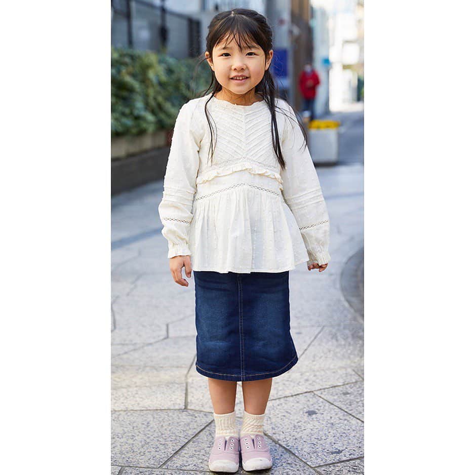 ハグマグ編集部さんのインスタグラム写真 - (ハグマグ編集部Instagram)「【HugMug SNAP】 . 栢菅小夜さん＆ほたるちゃん・6歳、なぎちゃん・2歳 . ［mama］ Outer：#cityshop Tops：#shenery Denim skirt：#millioncarats Shoes：#studious . ［hotaru］ Tops：#zara Skirt：#gu . ［nagi］ Tops：#hm Overall：#zara Shoes：#zara . 詳しいコーディネートは、プロフィールから「mercidays by HugMug」をCHECK！ . #親子スナップ #snap #hugmug #ハグマグ #親子雑誌 #ママ雑誌 #mamacofashionsnap #ママファッション #ママコーデ #ママコーディネート #親子コーデ #おやこーで #リンクコーデ #親子リンクコーデ #大人カジュアル #今日のコーデ #kidsfashion #キッズコーデ #フリルコーデ」5月15日 16時30分 - hugmug_insta