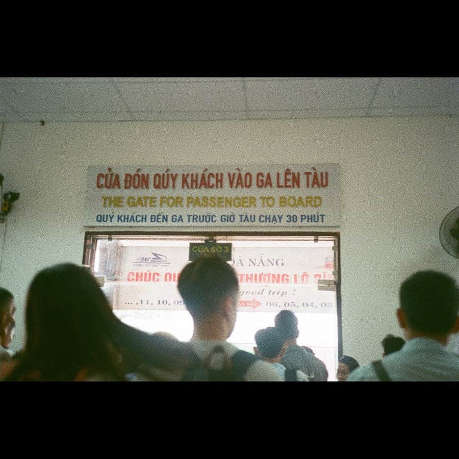 平祐奈さんのインスタグラム写真 - (平祐奈Instagram)「YunaFamilyはいかがお過ごしですか？ 私の2019年カレンダー！ 今年は4月START📅 私がフィルムカメラで撮ったベトナムの写真載せちゃおーっと。 #ベトナム #祐奈カレンダー  #祐奈のフィルム日記  #ダナン #電車の中でビール売ってた🍻」5月15日 16時30分 - yunataira_official