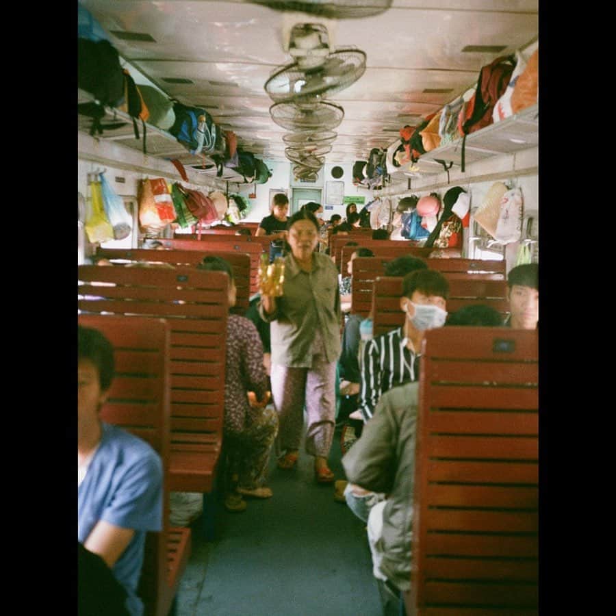 平祐奈さんのインスタグラム写真 - (平祐奈Instagram)「YunaFamilyはいかがお過ごしですか？ 私の2019年カレンダー！ 今年は4月START📅 私がフィルムカメラで撮ったベトナムの写真載せちゃおーっと。 #ベトナム #祐奈カレンダー  #祐奈のフィルム日記  #ダナン #電車の中でビール売ってた🍻」5月15日 16時30分 - yunataira_official