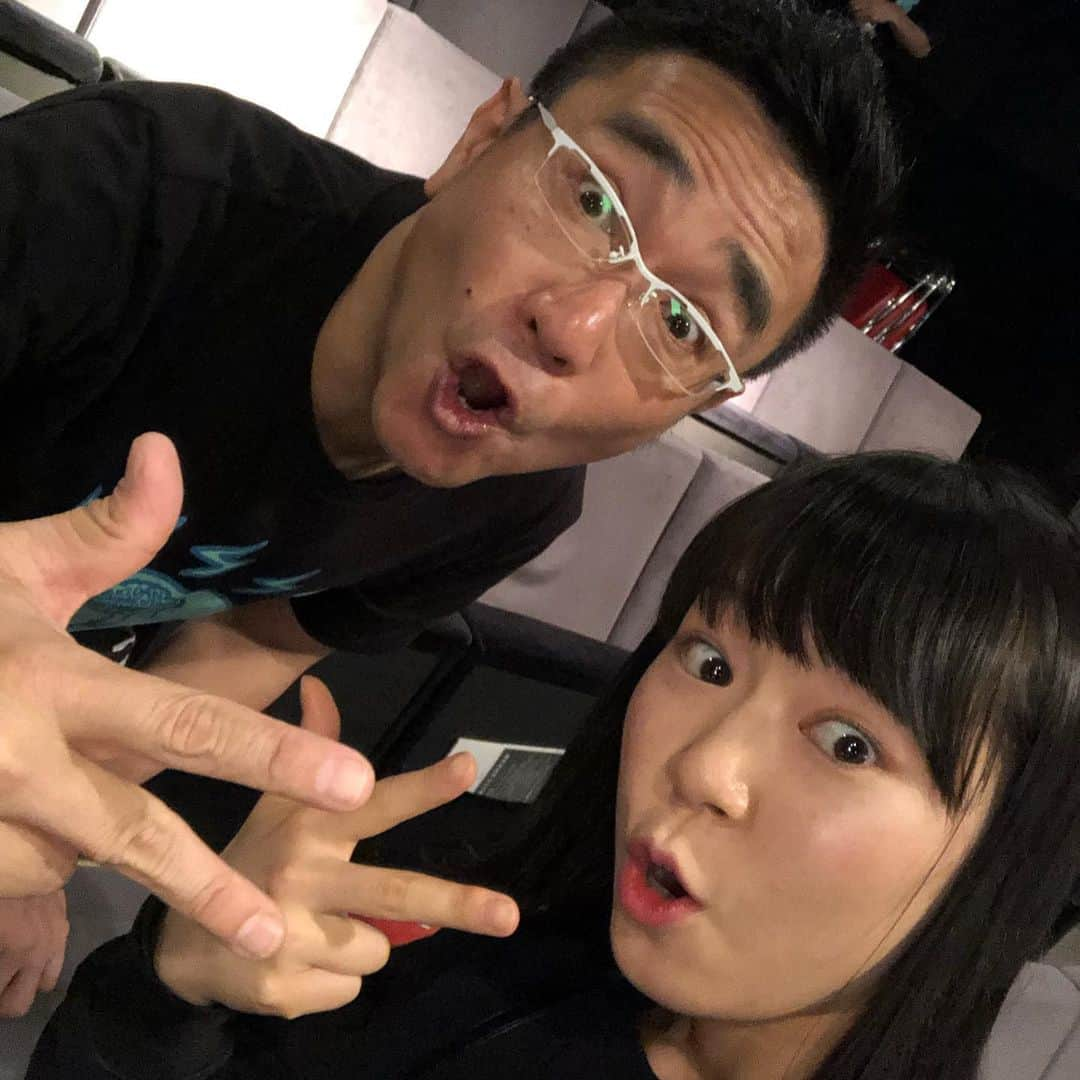 小島あやめさんのインスタグラム写真 - (小島あやめInstagram)「#劇団かもめんたる 『宇宙人はクラゲが嫌い』を観てきました！ かもめんたるさんは事務所の先輩で、お世話になっています🙏🏻 今回もとてもおもしろかった😭 おもしろいと片付けては失礼だなあ〜と いつも思いながらも、とにかく1番にくるのが おもしろかったという感想なので、 う大さんにもおもしろかったです！と伝えてしまいます😂 たくさん笑いのある中に、 世の中の話も入っていたり 人間の心にチクっとくるような話もあったり… ぜひ、みなさんも一度観に行ってみてください！ 今回のは完売しているようなのですが、次11月にまたあるそうです！  写真は八嶋智人さんと！ 今回は八嶋智人さんもご出演されていました！ 10年前に一度お会いして もう覚えてないかと思ったのですが 覚えててくださいました😂 うれしい！ 演技はもちろんですが、普段も明るく、とても気さくな八嶋さんです。 いつかお会いするだけでなく共演したいです🥺🔥 #演劇 #観劇 #舞台 #お笑い #八嶋智人 さん #2人でYO #とっさにYO」5月15日 22時06分 - ayame_kojima