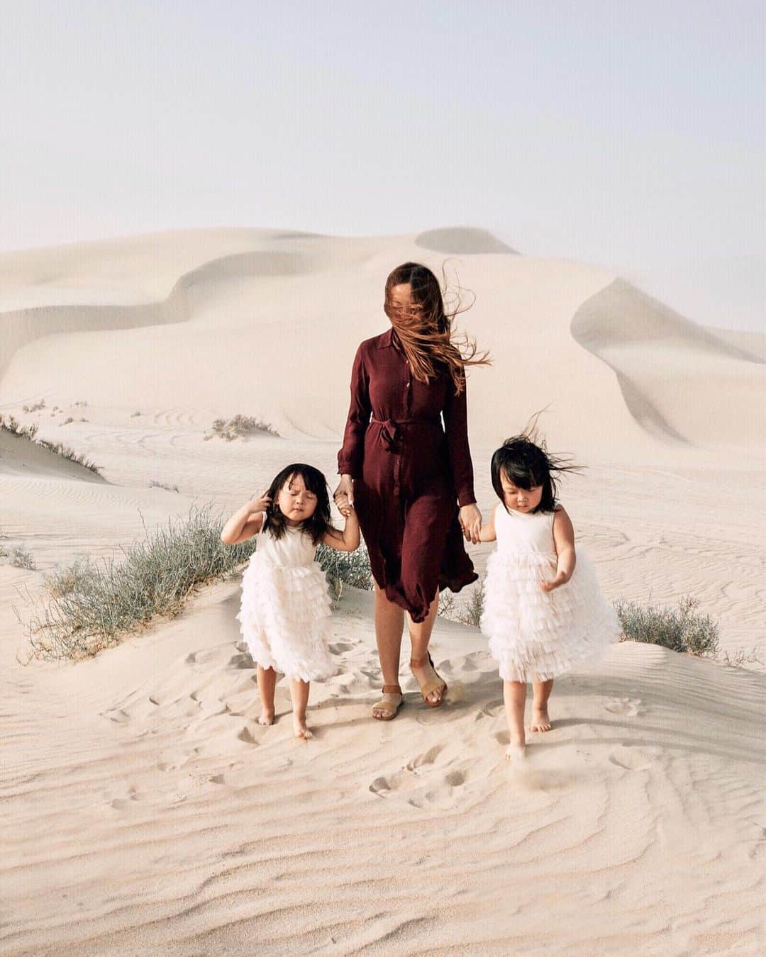 MOMOツインズさんのインスタグラム写真 - (MOMOツインズInstagram)「No one ever tells you that getting a decent shot among sand dunes in the desert includes swallowing little mouthfuls of sand and having your hair perpetually plastered to your face. These little troopers braved through, they are so good to travel with now 💪🏼 #reality #dohastopover」5月15日 22時08分 - leialauren