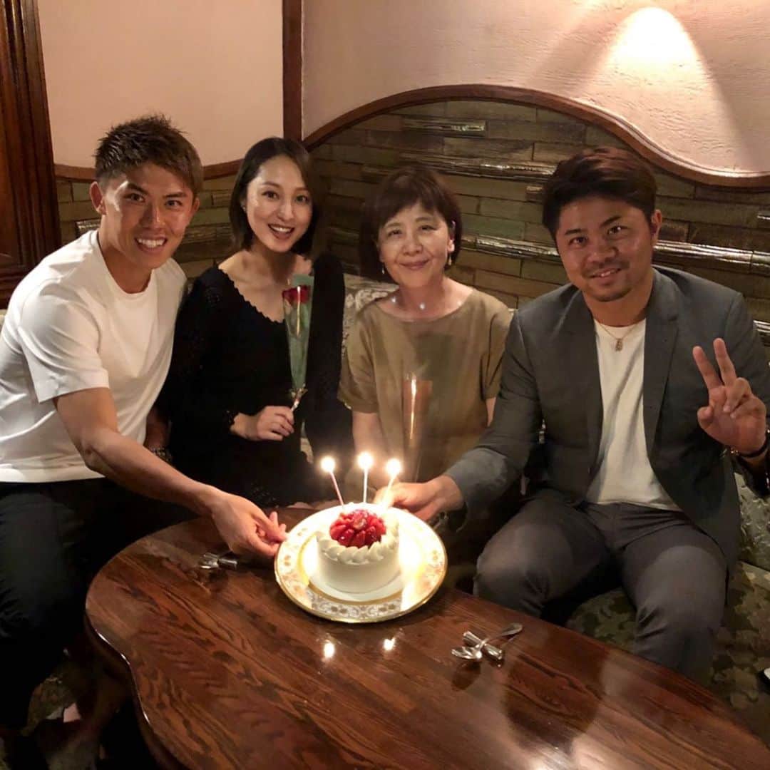 太田宏介のインスタグラム：「『母の日と誕生日』 “いつもありがとう”の感謝を込めてディナーへ行ってきました！ そして、少し早いけど… 誕生日おめでとう！ 嬉しそうな顔が見れてなにより☺️ #母の日  #母もうすぐ誕生日」