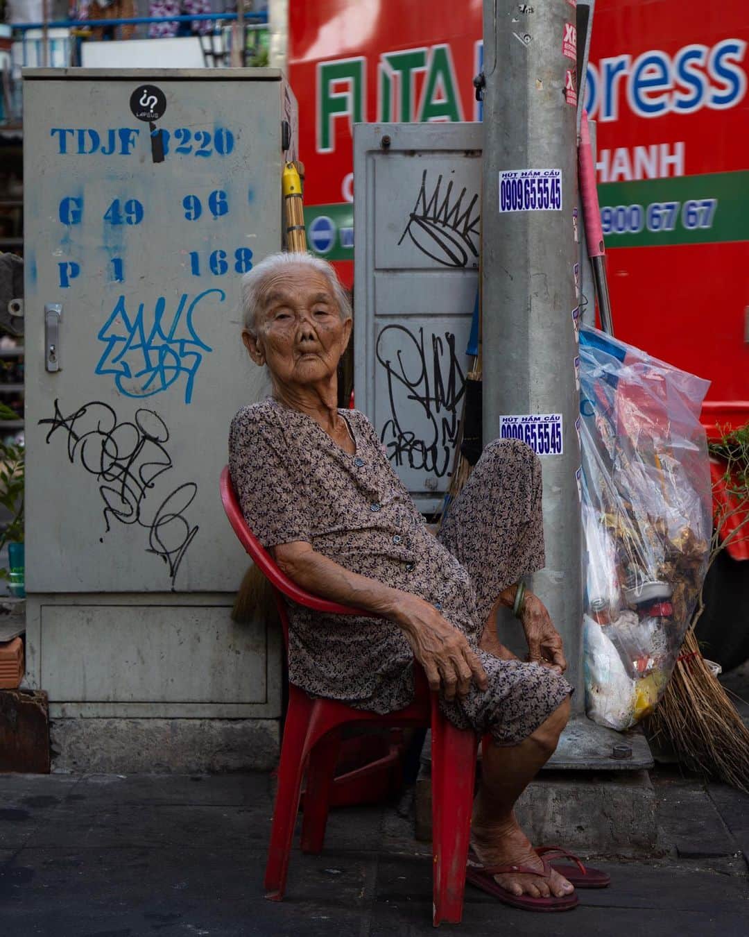 Shunsuke Miyatakeのインスタグラム：「A Mam chilling on a backstreet of Ho Chi Minh.」