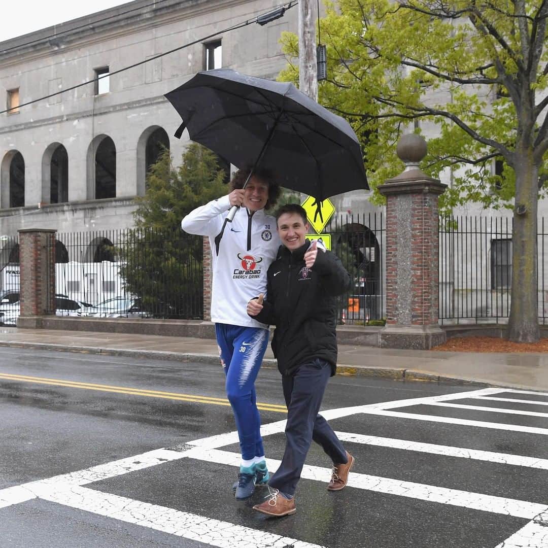 プレミアリーグさんのインスタグラム写真 - (プレミアリーグInstagram)「No umbrella? Get yourself a David Luiz ☔️ . @chelseafc @davidluiz_4 #Chelsea #Luiz」5月15日 16時55分 - premierleague