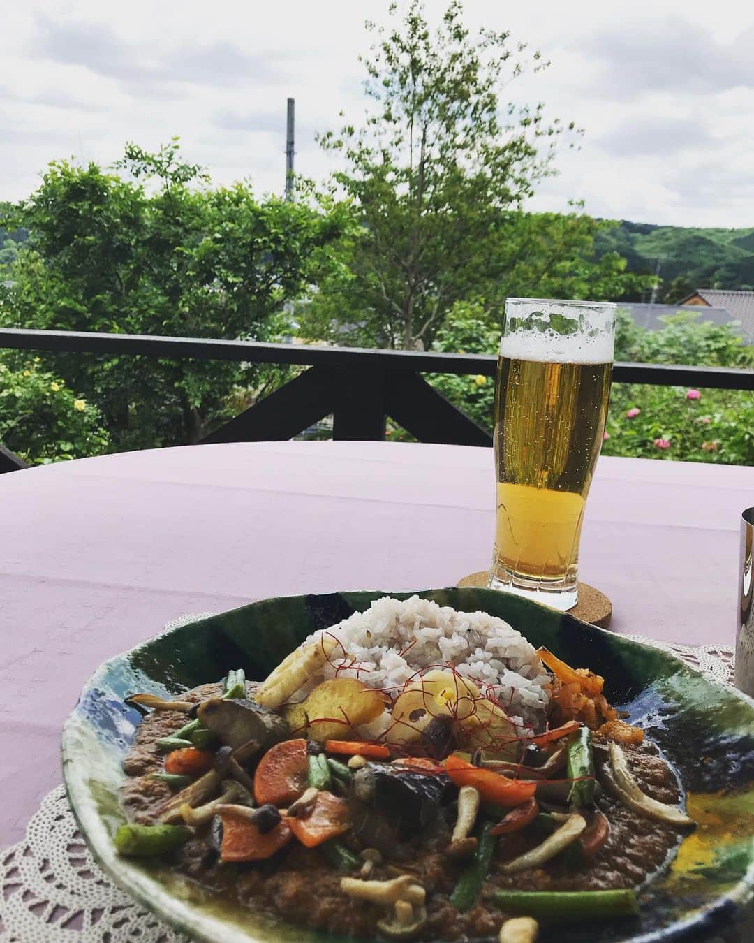 二ノ宮知子さんのインスタグラム写真 - (二ノ宮知子Instagram)「バラ🌹と山を眺めながらスパイスカレーを食べるの巻。あとは眠さしかなかった。」5月15日 16時51分 - tomokoninomiyaa