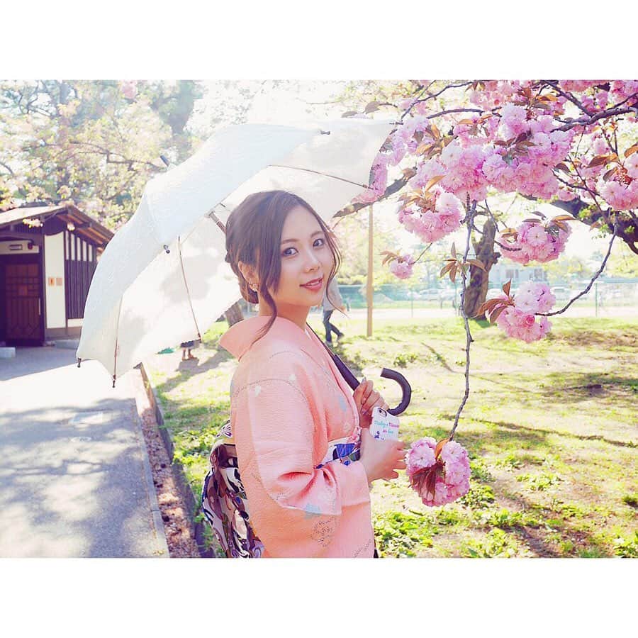 西村季里子さんのインスタグラム写真 - (西村季里子Instagram)「・ GWの思い出12🌷 ・ 青森県出身ながら弘前の桜は初🌸 (青森県広すぎてねぶたも1回しか行ったことない👹) 弘前城に行ったんだけど、 すっごーーく広くてびっくり❗️ 屋台も多いし、観光場所が多くて楽しかった🥰 桜はもうほぼ散ってたけど🌸💦 あと、和装で行くと入園料が無料になるらしくて、 知らずに行ったから儲けた気分✌🏻 次は桜満開の時期に行きたいな〜🌈 #GW#goldenweek #ゴールデンウィーク #お花見#桜#sakura #cherryblossom  #青森県#青森#あおもり#青森県出身 #弘前#弘前城#🏯#ひろさき#弘前さくらまつり #和装#着物#お着物#着物でおでかけ #kimono #屋台#たくさん#嶽きみ天ぷら #大好物 #follow#followme」5月15日 16時51分 - kiriko_nishimura