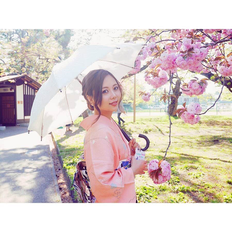 西村季里子のインスタグラム：「・ GWの思い出12🌷 ・ 青森県出身ながら弘前の桜は初🌸 (青森県広すぎてねぶたも1回しか行ったことない👹) 弘前城に行ったんだけど、 すっごーーく広くてびっくり❗️ 屋台も多いし、観光場所が多くて楽しかった🥰 桜はもうほぼ散ってたけど🌸💦 あと、和装で行くと入園料が無料になるらしくて、 知らずに行ったから儲けた気分✌🏻 次は桜満開の時期に行きたいな〜🌈 #GW#goldenweek #ゴールデンウィーク #お花見#桜#sakura #cherryblossom  #青森県#青森#あおもり#青森県出身 #弘前#弘前城#🏯#ひろさき#弘前さくらまつり #和装#着物#お着物#着物でおでかけ #kimono #屋台#たくさん#嶽きみ天ぷら #大好物 #follow#followme」
