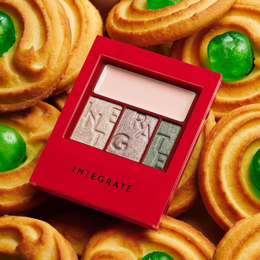 インテグレート♥さんのインスタグラム写真 - (インテグレート♥Instagram)「深みのあるラインカラーだから、顔から浮かずにさりげなく印象チェンジできる「#アクセントカラーアイズCC」♡ 自然になじむ絶妙な差し色は、レッド(#RD694)、ブラウン(#BR693)、グリーン(#GR691)、ブルー(#BL692)の全4色。いつもは選ばない色にもチャレンジしてみて。 👉👉スワイプして仕上がりをチェック！👉👉 ・ ・ #インテグレート #ラブリーに生きろ #使えるラブリー #アイシャドウ #アイシャドウベース #コク色 #コク色シャドウ #カラーライン #スウォッチ #差し色 #アイメイク #ポイントメイク #コスメ #コスメ好きさんと繋がりたい #春メイク #春コスメ #立体感 #美容 #化粧品 #メイク #メイクアップ #integrate #cosmetics #makeup #eyemake」5月15日 17時04分 - integrate_jp