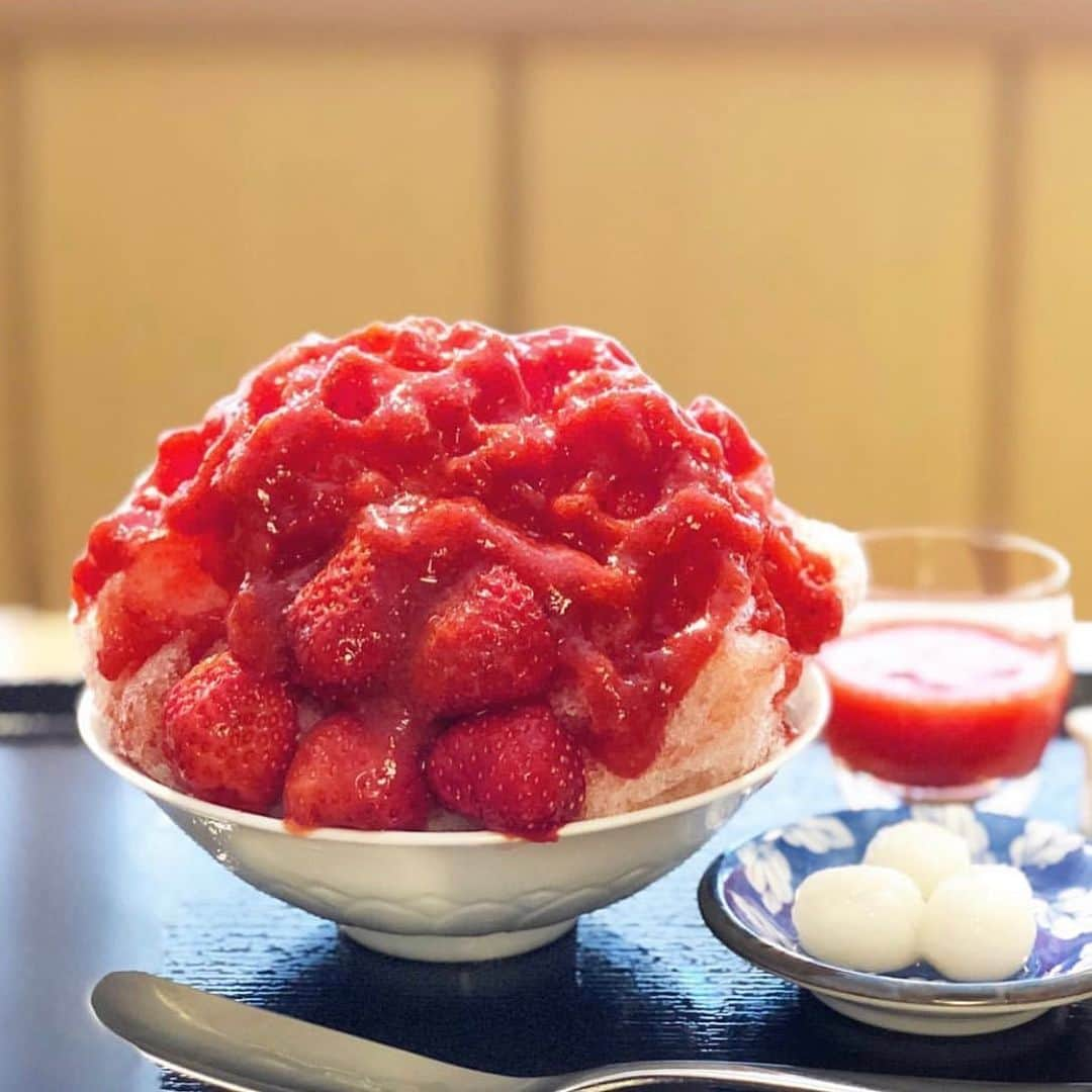 aumoグルメさんのインスタグラム写真 - (aumoグルメInstagram)「. ❤︎🍓真っ赤な苺のカキ氷🍧❤︎ . これからの季節、かき氷が食べたくなる方は多いのでは？🥰そんな時に、苺を丸ごと1パック使ったかき氷はぴったり❤️いちご好きにはたまらない贅沢かき氷、ぜひ訪れてみては？🍓 . 写真提供 :  @dontmokさん﻿﻿ 素敵なお写真をありがとうございました♡﻿﻿﻿ .﻿﻿ 店名：【二条若狭屋 寺町店】 ぜひ訪れてみてくださいね。﻿﻿ .﻿﻿ ﻿﻿ あなたが撮影したベストグルメpicに﻿﻿ 「#aumo」を付けて教えて下さいっ☺︎﻿﻿﻿ あなたの投稿が紹介されるかも♪﻿﻿﻿﻿﻿ .﻿﻿ aumoアプリは毎日配信！おでかけや最新グルメなどaumo読者が気になる情報が満載♡﻿﻿ ダウンロードはプロフィールのURLから✔︎﻿﻿﻿ (iPhone&Android版)﻿﻿ .  #二条若狭屋#二条若狭屋寺町店#いちご氷#かき氷巡り#かき氷#カキ氷#かき氷部#京都かき氷#京都カフェ#京都グルメ#京都スイーツ#京都旅行#京都散歩#いちごスイーツ#いちごかき氷#苺スイーツ#苺かき氷#カフェ部#カフェ巡り#カフェ#カフェ好き#スイーツ部#スイーツ巡り#スイーツ#スイーツ好き#카페스타그램#카페투어#카페추천#카페탐방」5月15日 16時57分 - aumo_gourmet