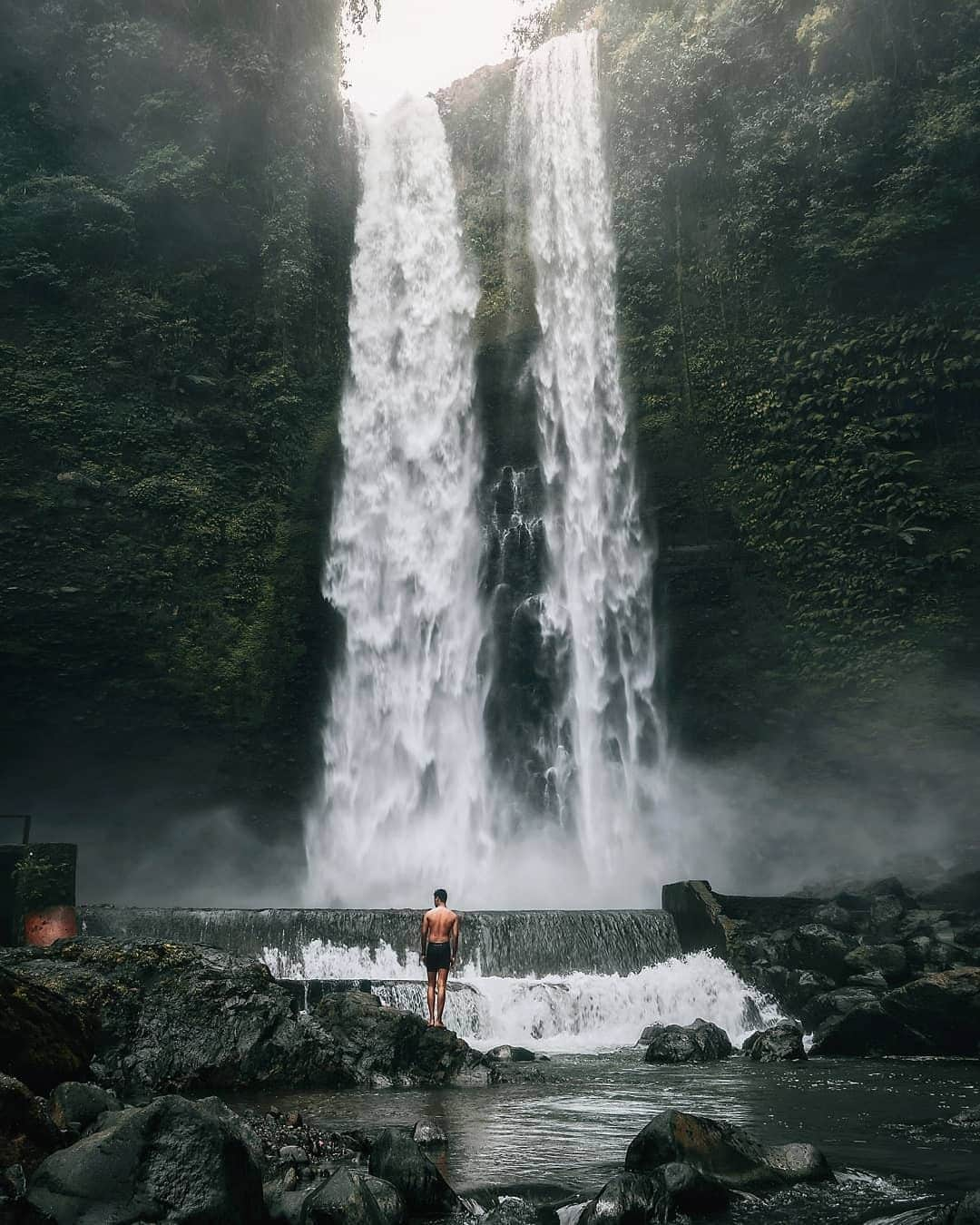 FUJIFILM INDONESIAさんのインスタグラム写真 - (FUJIFILM INDONESIAInstagram)「Pas puasa apalagi siang-siang panas lihat air hawa-hawanya membuat ingin nyebur. Apalagi kalau ketemu air terjun, rasanya ingin nyebur seharian. Walau panas hayok tahan godaan, tunggu sampai buka untuk melampiaskan dahaga.  Kalau pengin nyebur, bisa ke Garut, di sana banyak air terjun yang bisa dieksplorasi. Salah satunya yang difoto oleh @warmanwardhani dengan Fujifilm X-A3 ini. Air terjun ini memang salah satu yang menjadi objek wisata favorit seantero Garut.  Ada yang punya air terjun favorit di Indonesia? Share yuk, biar bisa berbagi referensi lokasi motret.  #Fujifilm_id #GoFUJIFILM #XA3_id #XA3 #XC1650」5月15日 17時01分 - fujifilm_id