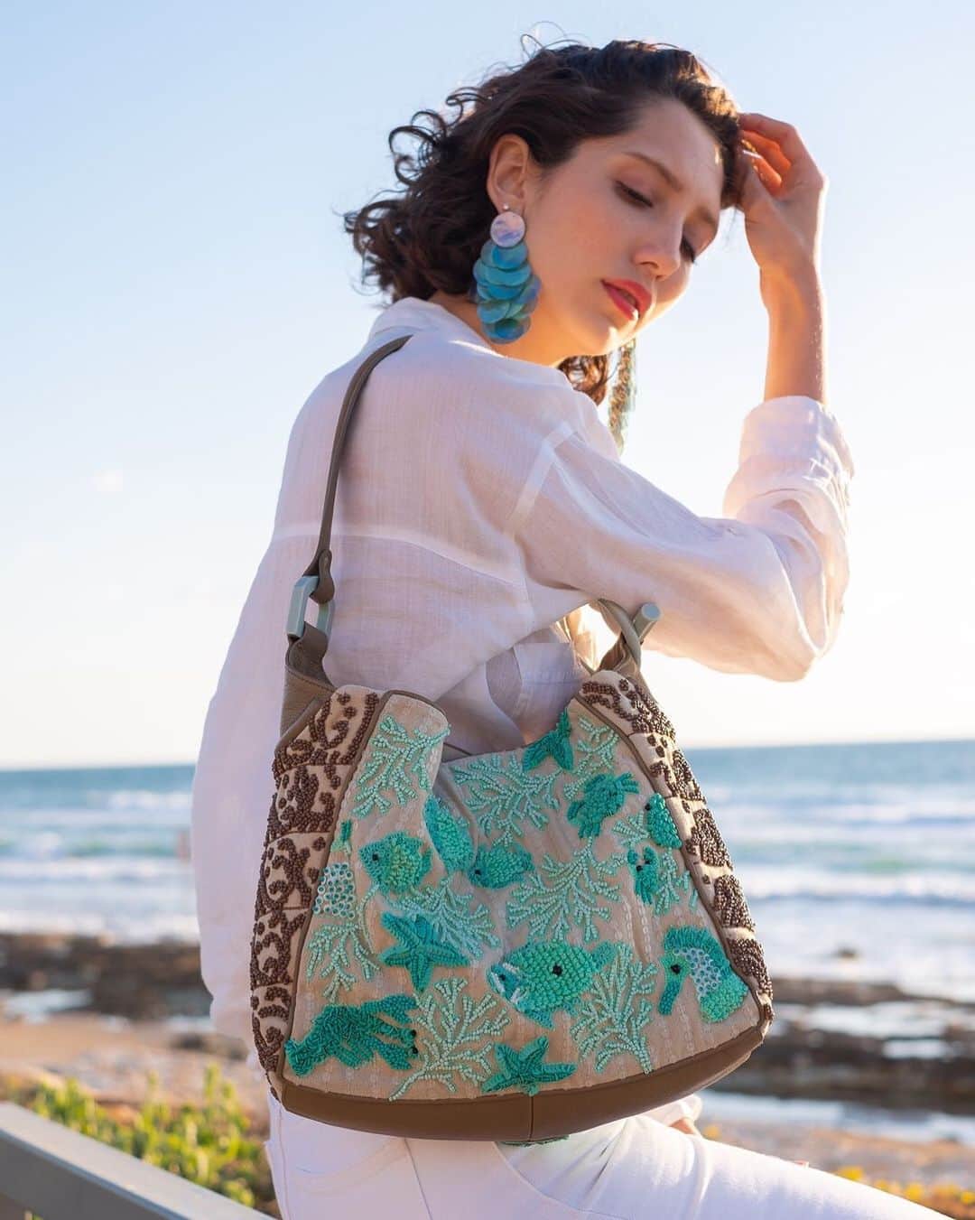 ジャマンピュエッシュのインスタグラム：「Exotic fish and sea plants hand embroidered on this Aquatis bag warn by @girligotyou_ . Photo by @reginaraz .  Find it exclusively in Israel at @tallybasha  #jaminpuech #style #fashion #telaviv」