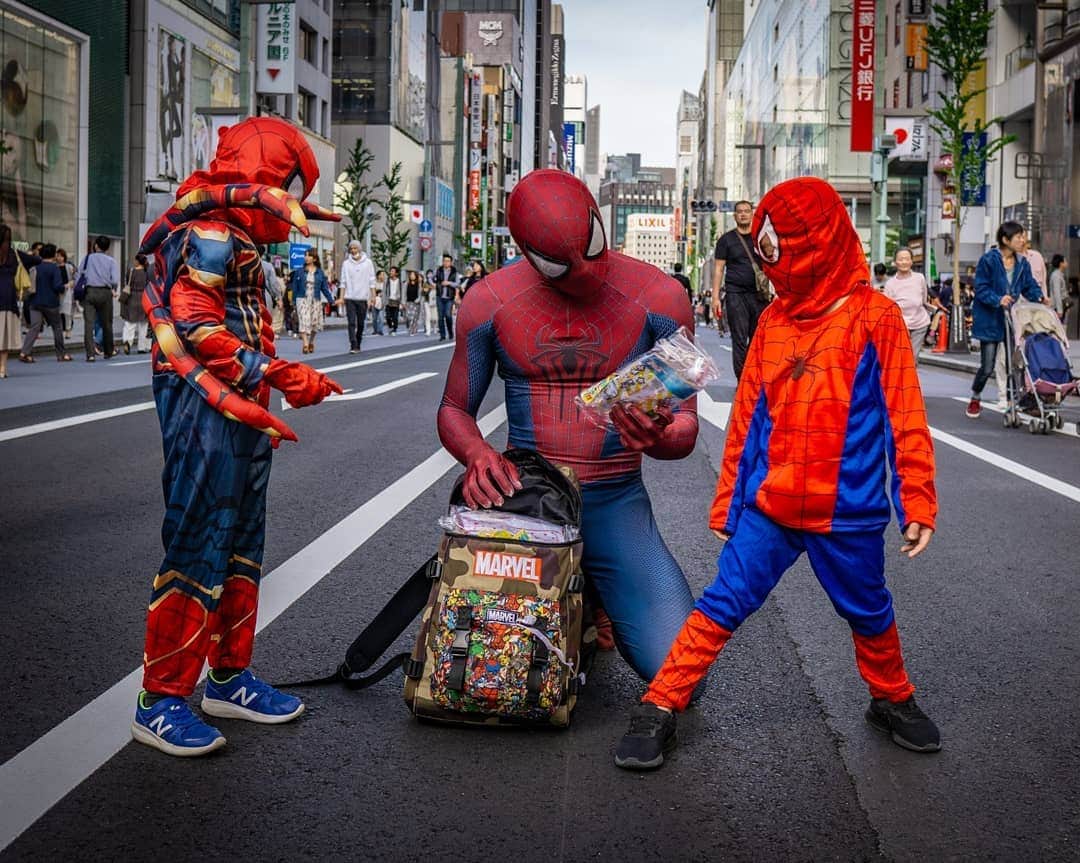 Japanese Spidermanさんのインスタグラム写真 - (Japanese SpidermanInstagram)「変身前に子供と話すと、皆ものすごくワクワクした様子で色々話してくれる。  大人になってから、ワクワクすることが少なくなってきたが、 僕もそんな子供たちに会うことで、逆にワクワクする。  いつもばれないように 「スパイダーマン呼んでくるね」と言って、変身しに行くが さすがにバレてるよね（笑）  #週末ヒーロー #スパイダーマン#アベンジャーズ#マーベル#銀座#コスプレ#子供#spiderman#marvel #avengers #一眼レフ#cosplay」5月15日 17時05分 - takemix5271