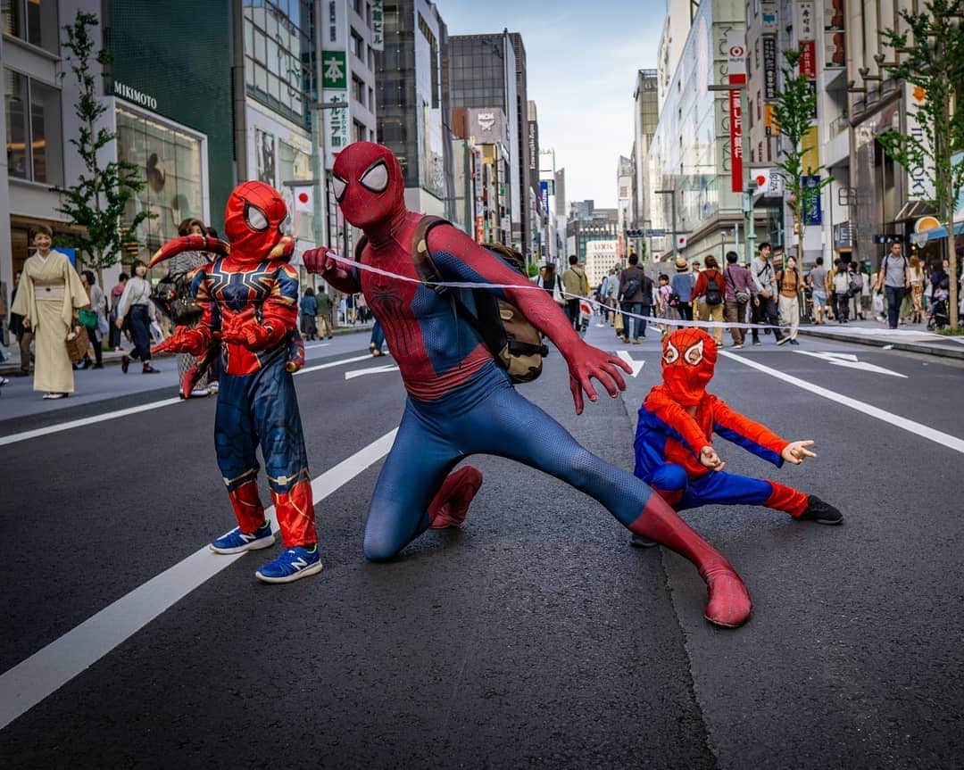 Japanese Spidermanのインスタグラム：「変身前に子供と話すと、皆ものすごくワクワクした様子で色々話してくれる。  大人になってから、ワクワクすることが少なくなってきたが、 僕もそんな子供たちに会うことで、逆にワクワクする。  いつもばれないように 「スパイダーマン呼んでくるね」と言って、変身しに行くが さすがにバレてるよね（笑）  #週末ヒーロー #スパイダーマン#アベンジャーズ#マーベル#銀座#コスプレ#子供#spiderman#marvel #avengers #一眼レフ#cosplay」