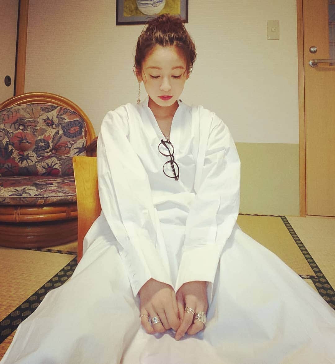 西山茉希さんのインスタグラム写真 - (西山茉希Instagram)「袖の幅に惚れる。 白の潔さに惚れる。  #ロケ #白日和  優しくて強い。 まっすぐでぶれない。  #白 #そんな感じしませんか  無地がいい。 真っ白がいいね。 今日はそんな日。  #久々な和室に癒された」5月15日 17時08分 - maki.nshiyama50
