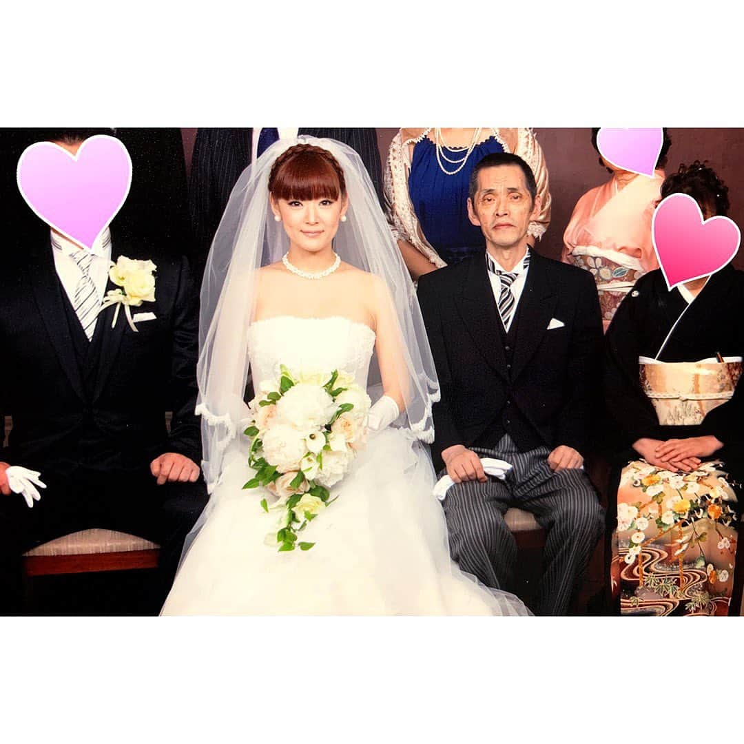 みかんさんのインスタグラム写真 - (みかんInstagram)「8年前のちょ〜ど今頃💒💍👰🤵 H23.5.15🍀 宗春くんファンの皆さんも久々に宗春くん見るでしょ😏 もちろんこの頃もニートですよ(笑)  ってかこのアルバム5年ぶりぐらいに見た💦 なんで、こーゆーアルバムって見なくなるんやろ❓🤣 #8年前の今日 #結婚式 #当日来てくれた人ありがとう #久々の宗春くん #うちとオトンが結婚しとるみたいに見える」5月15日 17時21分 - mikan02241984