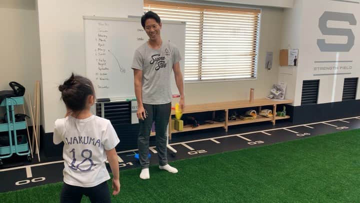 岩隈久志のインスタグラム：「長男と次女は日本の学校に入れたので、英語をキープする為にIWA academyでスポーツ＋英語のレッスンを開始してもらいました^_^﻿ ﻿ LA出身で昨年から日本に来てIWA academyでトレーナーをしてくれているみずき君は英語もネイティブでスポーツを教えるのも上手く優しいので、シャイなうちの子達もすごく楽しいようです。﻿ ﻿ こどもは遊びながら英語を身に付けるのが1番早いので助かります^_^﻿ ﻿ 僕も自分の練習後に観に行きましたが楽しくて疲れが飛びました^_^﻿ ﻿ English and sports lessons at IWA academy!﻿」