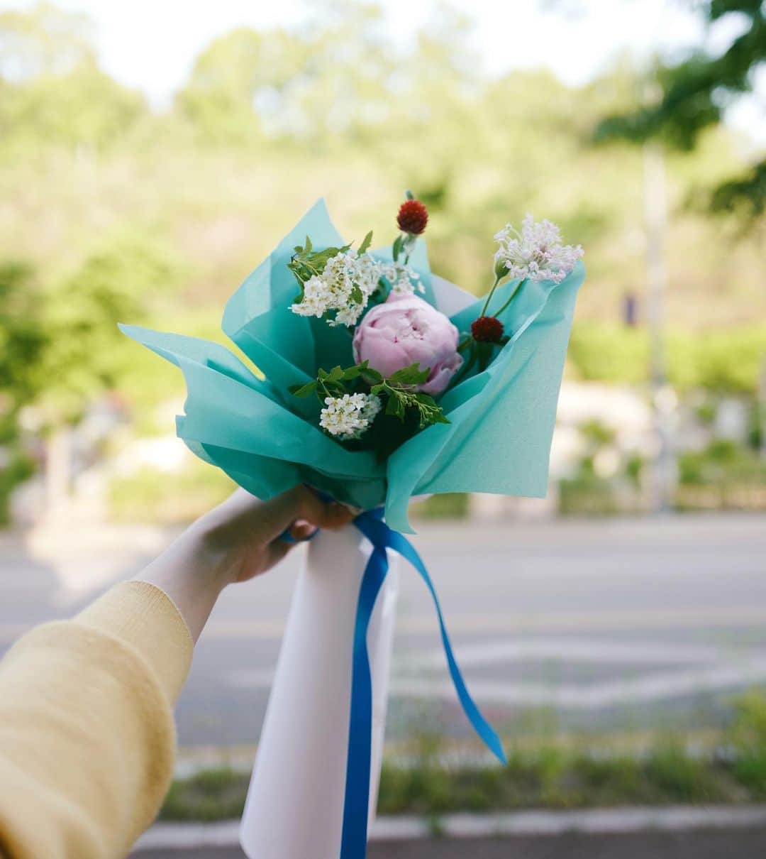 JF flower Shopさんのインスタグラム写真 - (JF flower ShopInstagram)「더우니까 포장도 시원해짐 🦋🐬🐳 Jf flower shop. . . . .#2019jfflowershop #jfflowershop #flower #florist #floral #flowerlesson #koreanflorist #flowerstagram  #koreanflower  #웨딩부케 #플로리스트 #플로리스트수업 #핸드타이드  #범계플라워레슨 #꽃꽂이 #플라워레슨 #꽃꽂이수업 #안양꽃집 #범계꽃집 #평촌꽃집 #과천꽃집 #인덕원꽃집 #동편마을꽃집 #포일동꽃집 #내손동꽃집 #의왕꽃집 #花#花艺」5月15日 17時17分 - jfflowershop