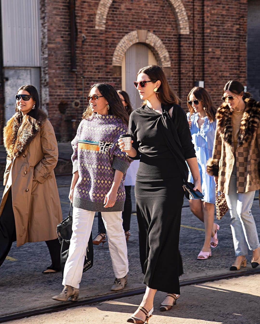 Vogue Australiaさんのインスタグラム写真 - (Vogue AustraliaInstagram)「During Mercedes-Benz Fashion Week Australia 2019, the Vogue team took it upon themselves to test drive the frames of the season as they raced between shows. Tap the link in the bio for the team's guide to styling sunglasses now #HouseOfSun #SunglassHut.」5月15日 17時18分 - vogueaustralia
