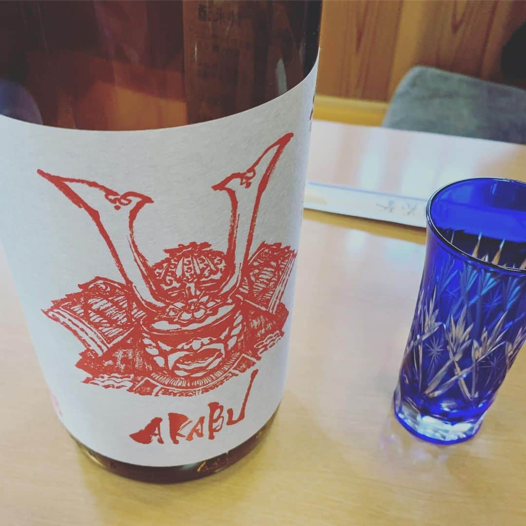 ケビンのインスタグラム：「ほんま日本酒マニアになりそうやわ😂 この酒はいちご風味の日本酒でおいちい。  なんかおっさんですいません笑 ソムリエとろ。✌(´>ω<｀)✌笑 音楽作り頑張りやす(≧∇≦)/ #日本酒 #やっぱり#日本人は #日本酒だね」