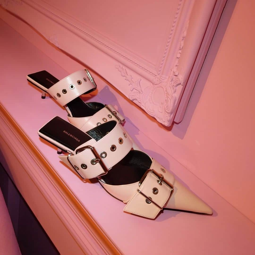 セルフリッジズさんのインスタグラム写真 - (セルフリッジズInstagram)「Pink's on point | @BALENCIAGA Available in #SelfridgesLondon Shoe Galleries on 2」5月15日 17時30分 - theofficialselfridges