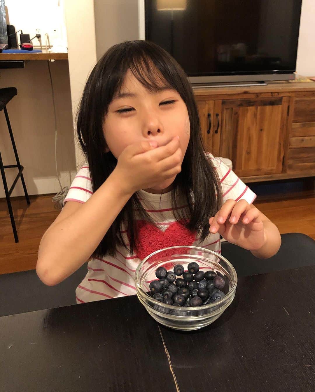 みきママさんのインスタグラム写真 - (みきママInstagram)「【何かたくらんでる？】. . . . みんなにも残しておいてねと言ったのにさ、ブルベリーのむように食べましたー😳😳😳. . . なんてやつだーーー😫😫😫」5月15日 17時30分 - mikimama_official