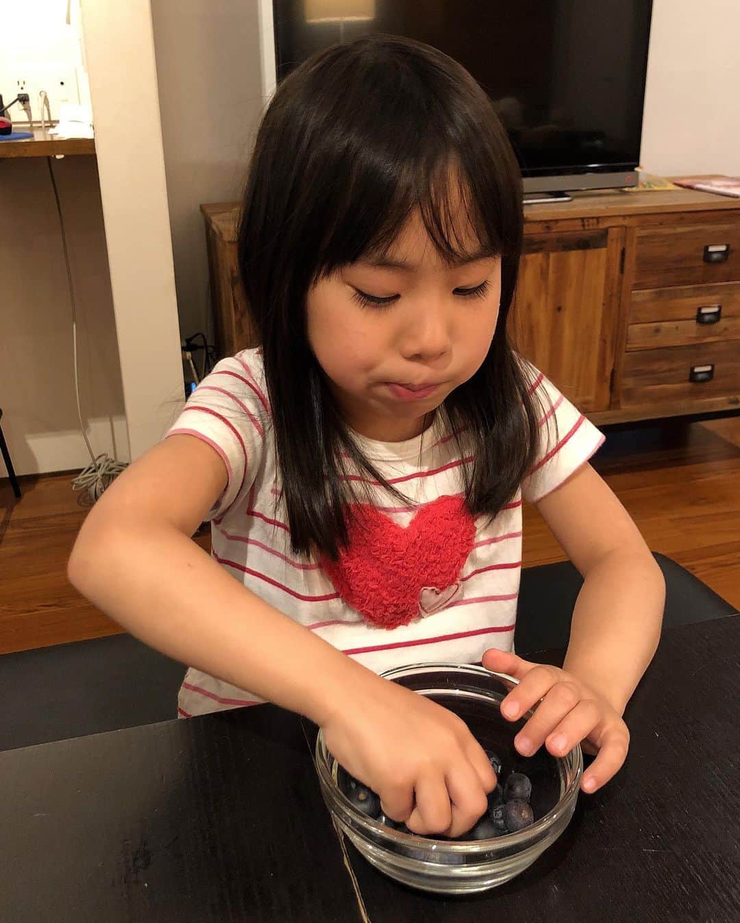 みきママさんのインスタグラム写真 - (みきママInstagram)「【何かたくらんでる？】. . . . みんなにも残しておいてねと言ったのにさ、ブルベリーのむように食べましたー😳😳😳. . . なんてやつだーーー😫😫😫」5月15日 17時30分 - mikimama_official