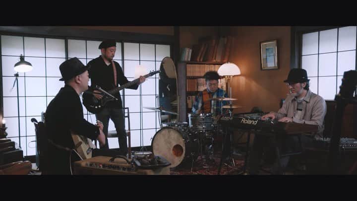 朝倉真司のインスタグラム：「本日（5月15日）発売、朝倉が長年ドラマーとして所属するヨシンバの13年ぶりの5thアルバム「ツヨクヨハク」から「朝焼けの空に」のMVが公開されました。メンバー3人（吉井功／西村純／朝倉真司）とサポートの隅倉弘至（初恋の嵐）が出演しております。フル尺のMVはYouTubeでご覧下さい。是非。  https://youtu.be/Y8Hu22f336A」