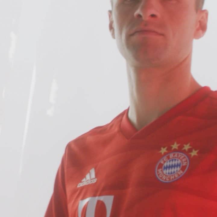 トーマス・ミュラーのインスタグラム：「Turn up red 🔥 our new HOME jersey #DareToCreate #esmuellert @adidasfootball @fcbayern ANZEIGE」