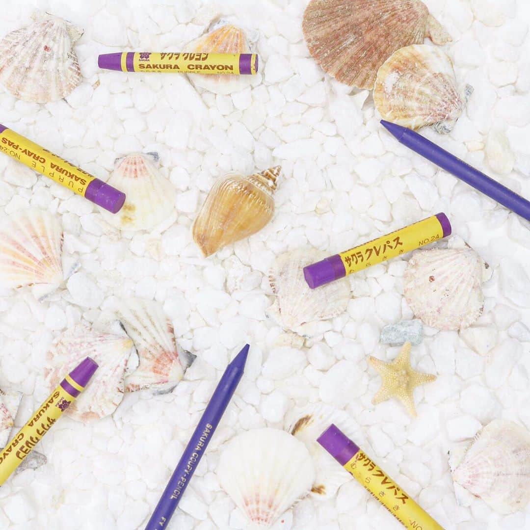 のインスタグラム：「. #クレパス #クレヨン #クーピー #筆記具 #文房具 #文具 #文房具好きな人と繋がりたい #stationery #beach #beachgirl #beachtrip #sea #seashells #shells #むらさき #むらさき色 #紫 #紫色 #サクラクレパス  #サクラ #purple #sakuracraypas #sakura #sakura_gram #sakuragrammer」